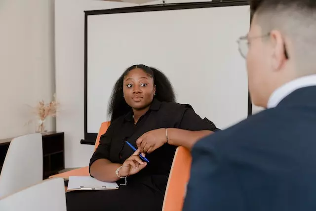 a boss and employee having a conversation about why they want to leave 